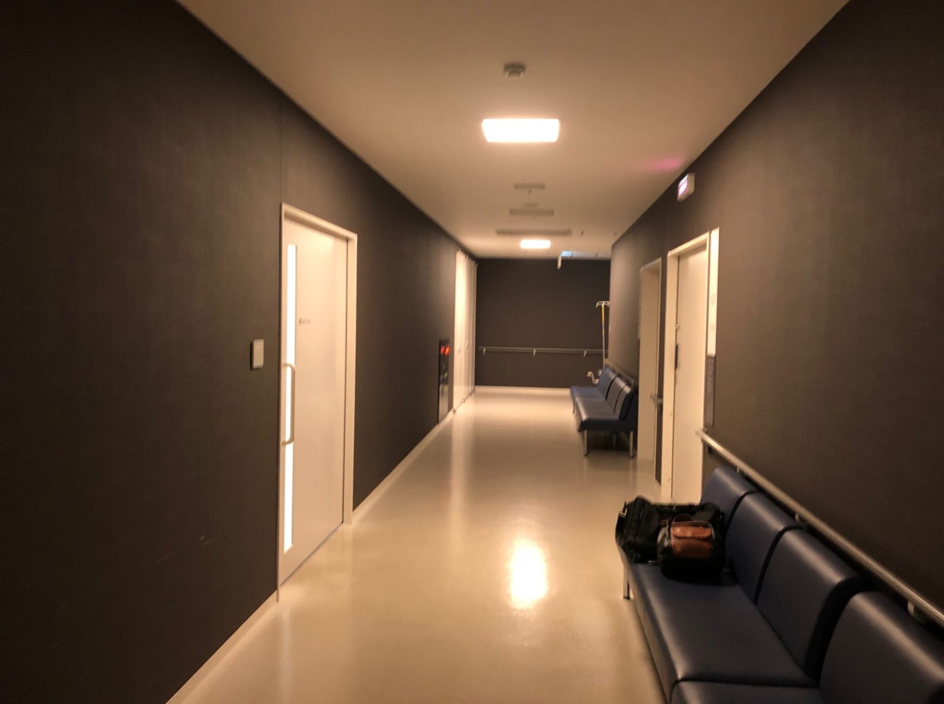HITO病院の集中治療室の前の待合室